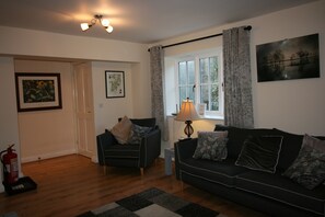 奢华村舍, 1 张特大床, 厨房 | 起居区 | 32-英寸纯平电视（配备卫星频道）、DVD 播放器、iPod 基座