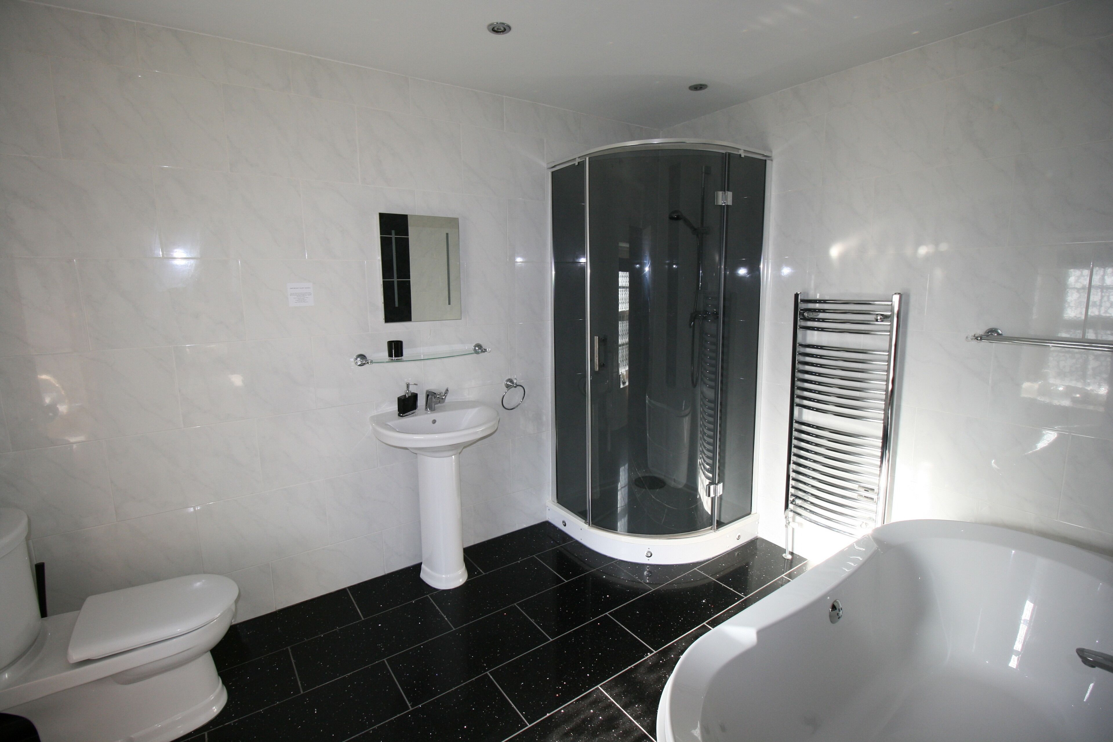Luxury Room, 1 King Bed, Garden View | Bathroom | Free toiletries, hair dryer, heated floors, towels