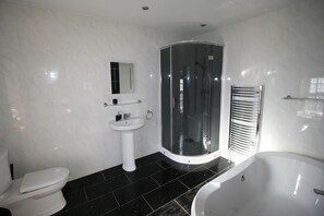 Luksusrom, 1 kingsize-seng, hageutsikt | Bad | Toalettartikler (inkludert), hårføner, oppvarmet badegulv og håndklær