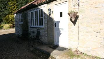 Luxury Cottage, 1 King Bed, Kitchen | Terrace/patio