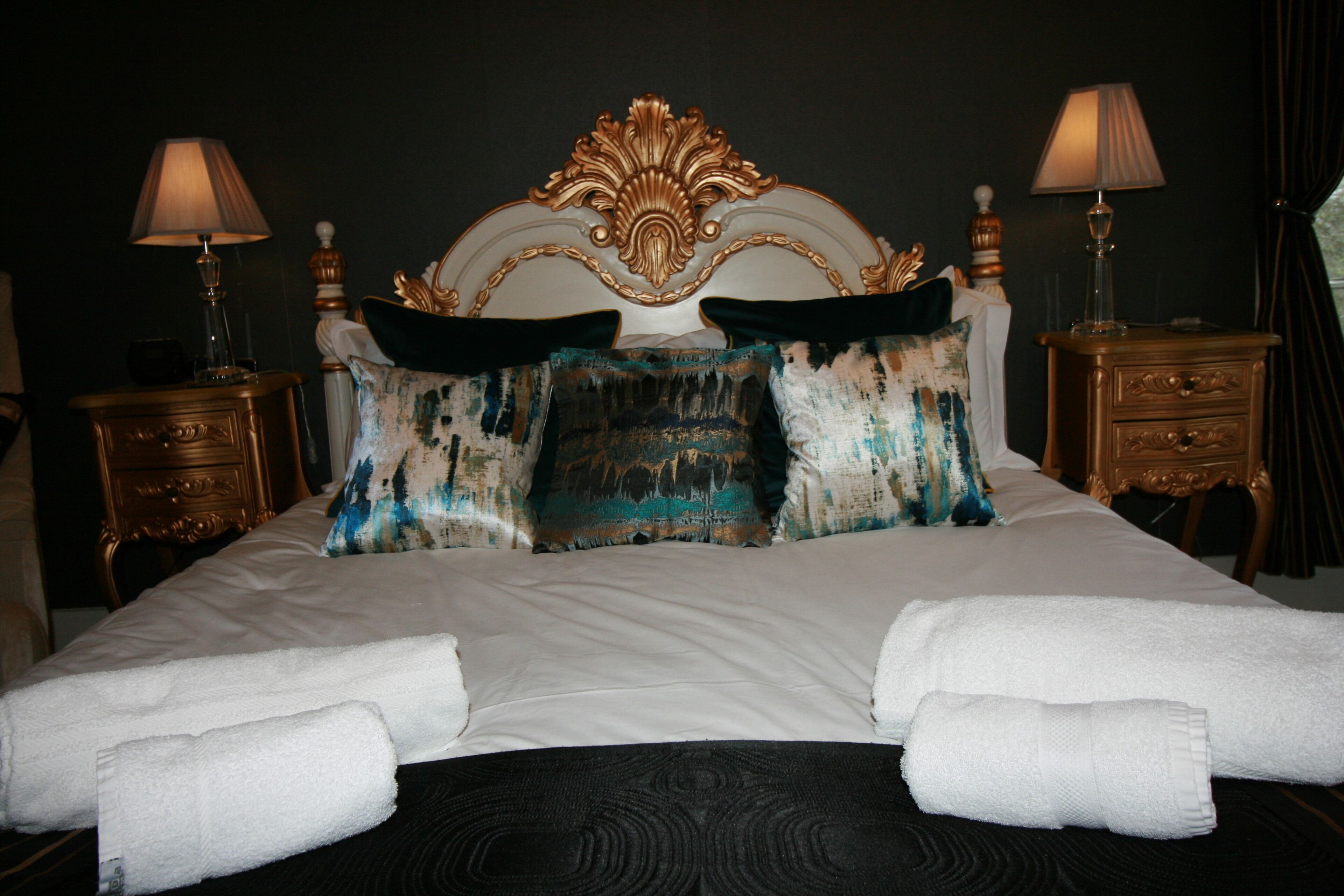 Luxury Room, 1 King Bed, Garden View | Hypo-allergenic bedding, individually decorated, individually furnished