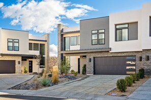 Exterior - Perfectly On Par 7 Bedroom Home (Washington)