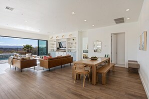 Dining - Perfectly On Par 7 Bedroom Home (Washington)