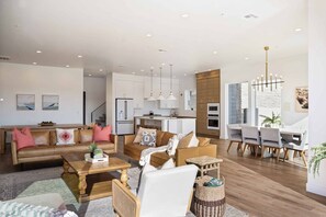 Living area - Perfectly On Par 7 Bedroom Home (Washington)