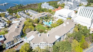 Vista aérea de una zona residencial con varios edificios, una piscina y un puerto deportivo.