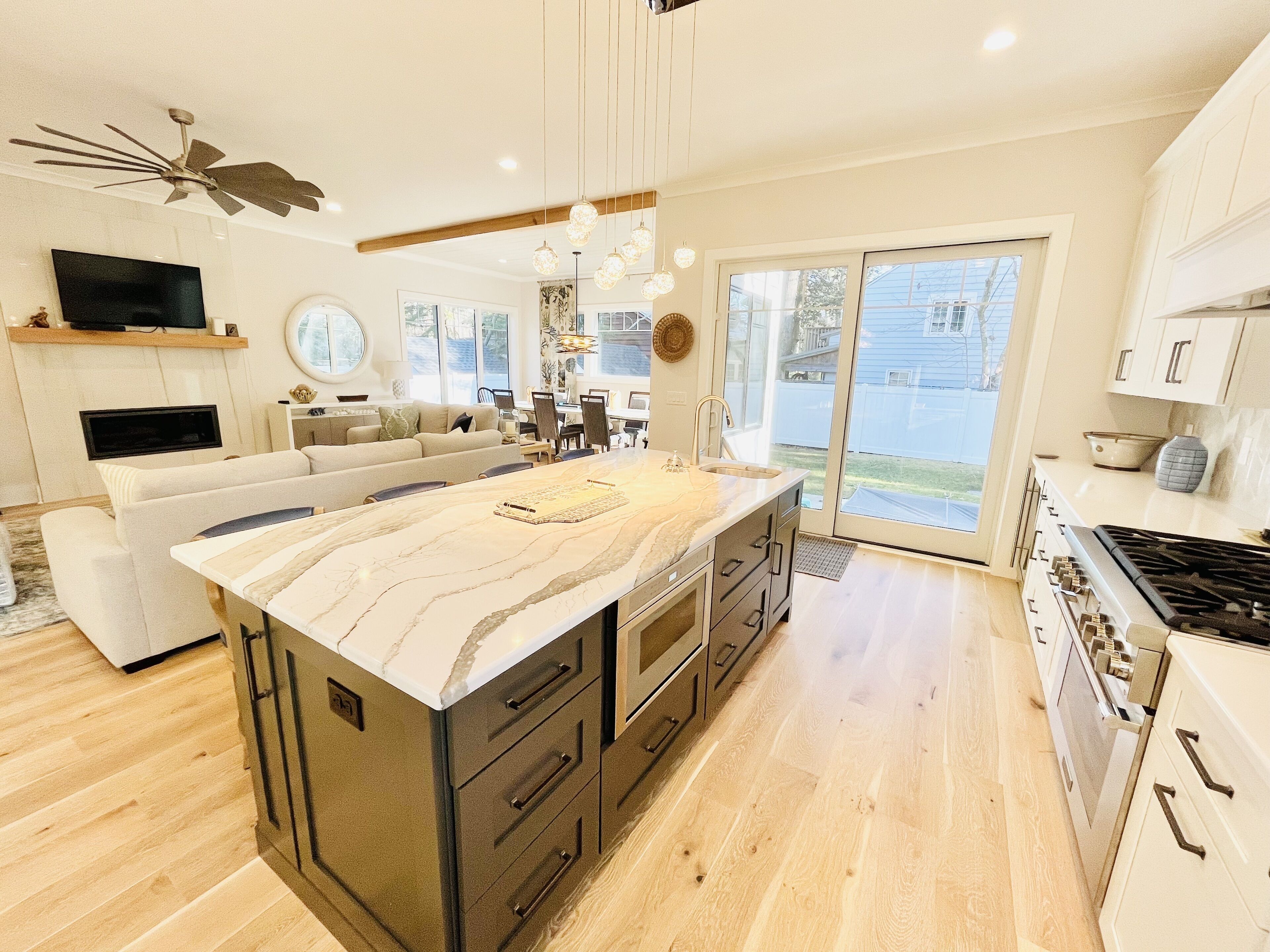 Mikroaaltouuni, liesi, astianpesukone, kahvin-/teenkeitin