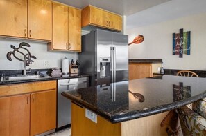 Διαμέρισμα (Condo), 1 Υπνοδωμάτιο | Ιδιωτική κουζίνα | Βραστήρας για καφέ/τσάι, ψυγείο, φούρνος, φρυγανιέρα