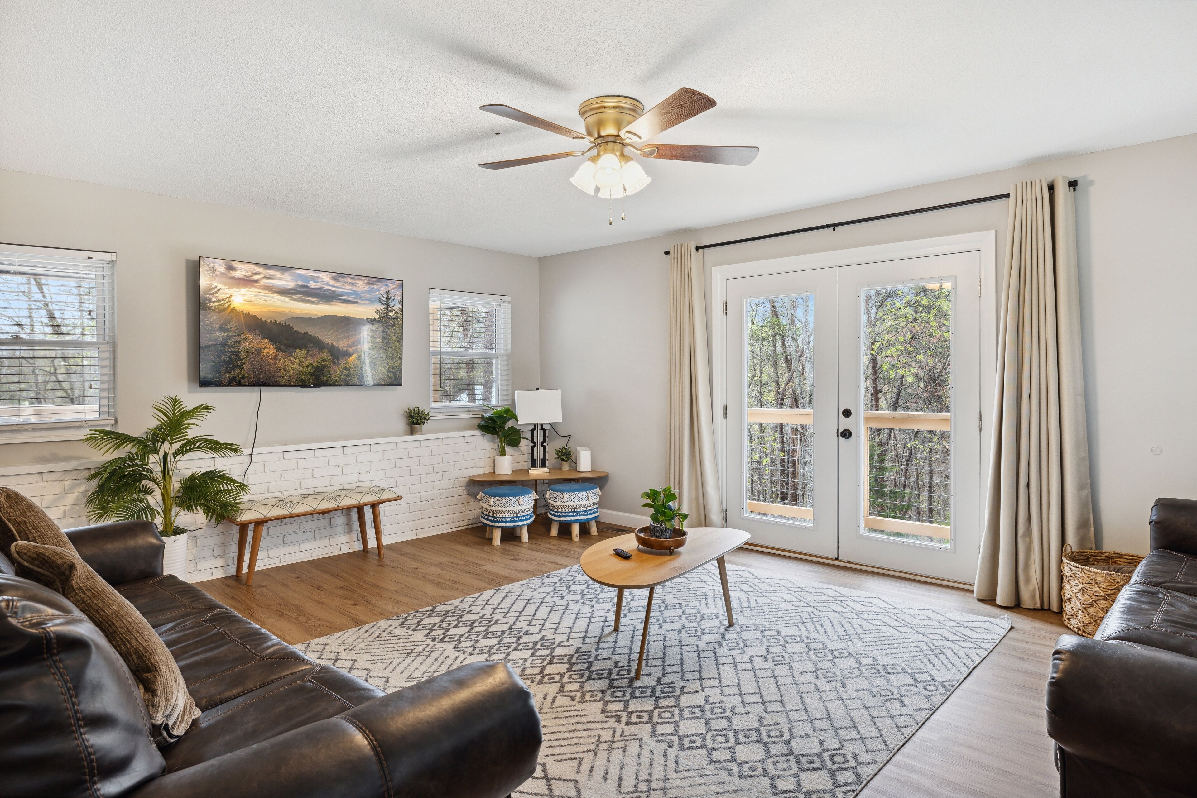 เคบิน, 4 ห้องนอน | บริเวณนั่งเล่น | สมาร์ททีวี