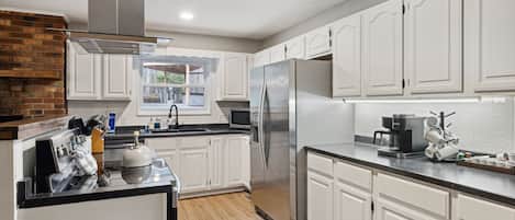 Cabin, 4 Bedrooms | Private kitchen