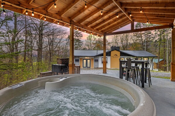 Cabin, 4 Bedrooms | Outdoor spa tub