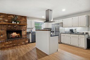 Cabin, 4 Bedrooms | Private kitchen | Fridge, oven, coffee/tea maker, toaster