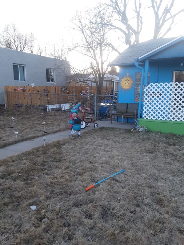 Property grounds - Charming 3-bedroom house with WiFi and AC in enjoyable Englewood (Englewood)