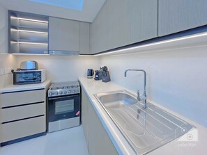Appartement (2 Bedrooms) | Cuisine privée | Micro-ondes, four, bouilloire électrique
