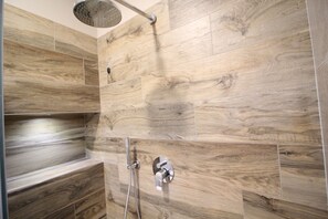 Regadera, secadora de cabello, bidet, toallas