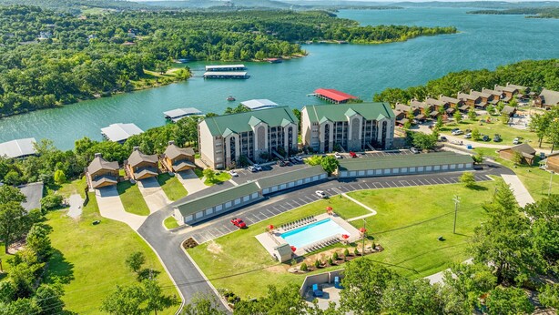 Un hôtel doté d’une piscine, d’un parking et offrant une vue sur un lac.