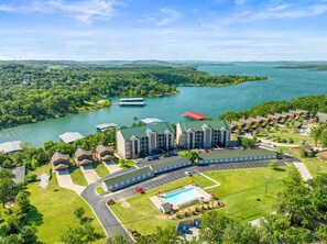 Un hôtel doté d’une piscine, d’un parking et offrant une vue sur un lac.