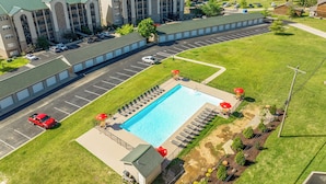 Un hôtel doté d’une piscine, d’un parking et offrant une vue sur un lac.