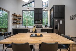 Kylskåp, mikrovågsugn, ugn och spishäll