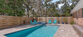 Relax-N-Sea located near the village, sleeps 7 with pool and spa