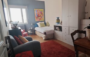 5 Schlafzimmer, Schreibtisch, Bügeleisen/Bügelbrett, Reisekinderbett