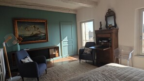 5 chambres, bureau, fer et planche à repasser, lit parapluie