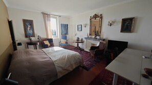 5 soverom, skrivebord, strykejern/-brett og reiseseng for barn