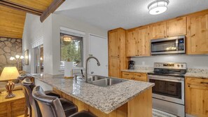 Fridge, microwave, oven, stovetop - Near Village, has AC, Sleeps 8, 2b2b, updated! (Sunriver)