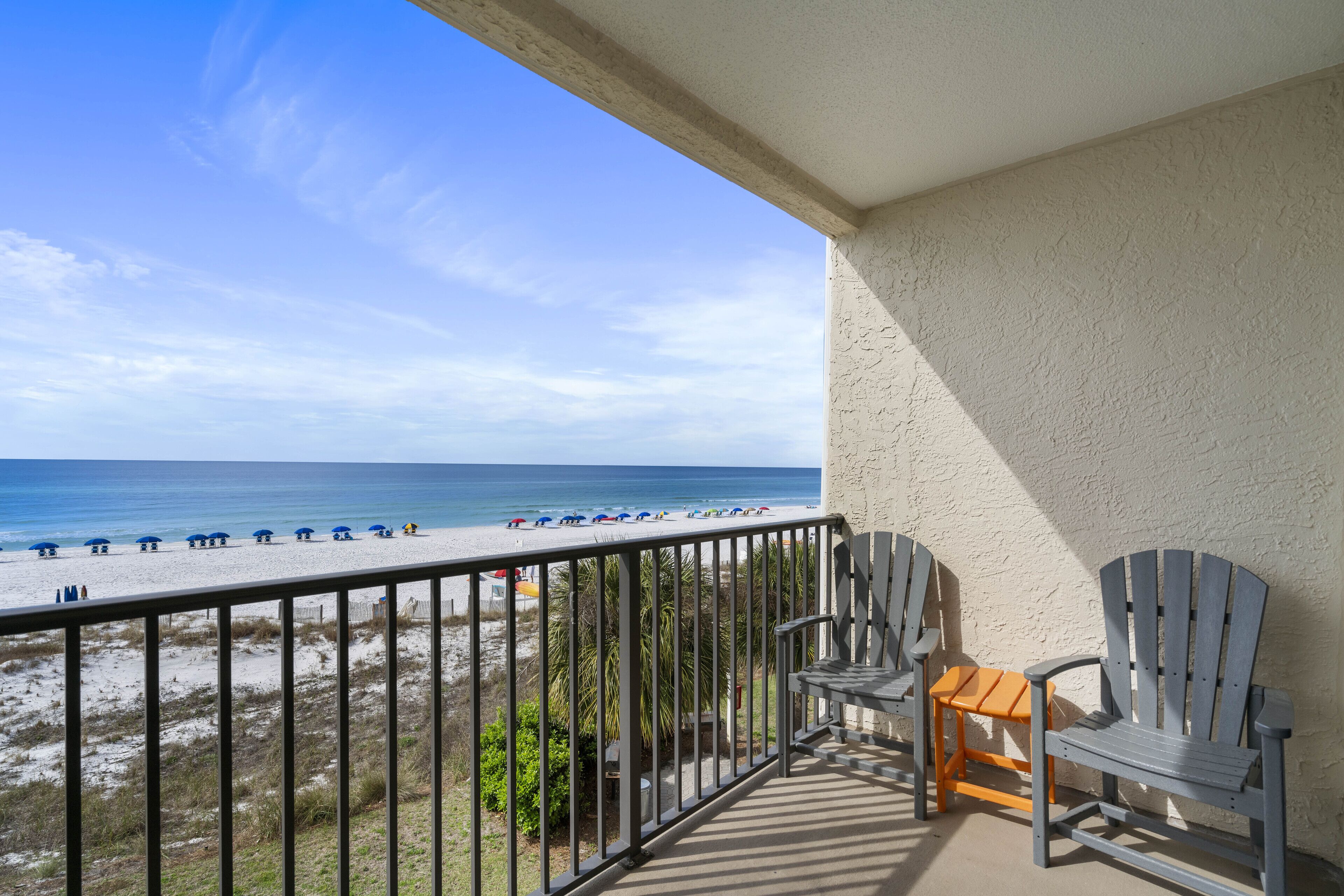 Un balcon avec vue sur la plage et l’océan.