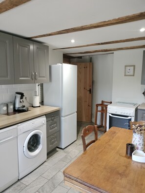 Kjøleskap, mikrobølgeovn, ovn og kokeplater