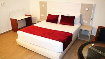 Minibar, escritorio, espacio para trabajar con laptop y wifi gratis