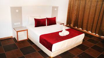 Minibar, escritorio, espacio para trabajar con laptop y wifi gratis