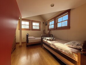 Habitación básica, varias camas, No se admiten mascotas | Wifi gratis y ropa de cama
