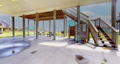 Little Pleasures: 3 BR, 3 BA in Gilchrist, Sleeps 9