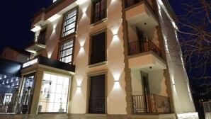 A multi-story hotel with a prominent sign reading "RESIDENCE INN HOTEL". - Residence Inn Hotel (Tirana)