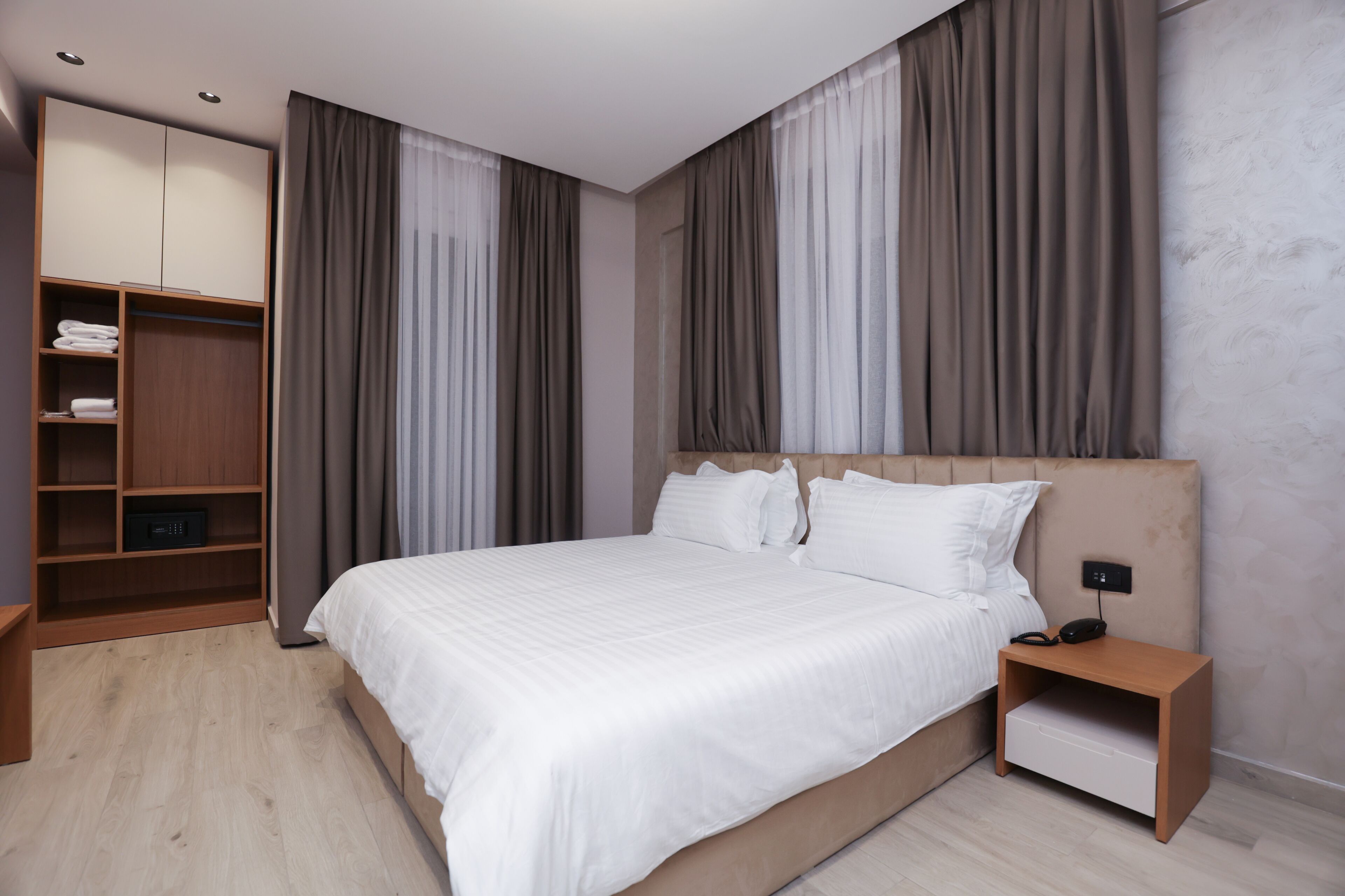 Desk, soundproofing, free WiFi