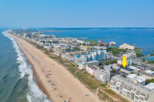 Ocean Block condo with outdoor pool - steps to the beach and ocean! MI210