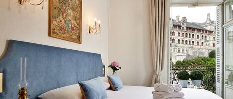 Chambre Double Confort - Vue sur Château | Décoration personnalisée, ameublement personnalisé