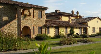 Farmhouse on Lake Trasimeno, entire structure 13 apartments