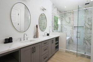 Hair dryer - 5+Bed/5BTH SLPS 18, NOW and Zen!  w Tesla Charger (Broken Bow)