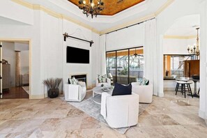 Smart TV, books - Private Pool, 6 Passenger Golf Cart, Sauna, Sleeps 8 (Destin)