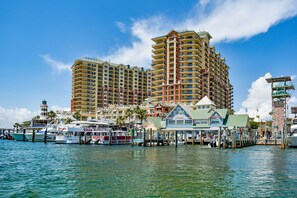 Marina - Private Pool, 6 Passenger Golf Cart, Sauna, Sleeps 8 (Destin)