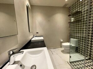 Doccia, asciugacapelli, asciugamani, sapone