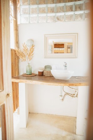 Villa Deluxe | Baño | Secadora de cabello, toallas, jabón, shampoo