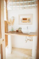 Deluxe Villa | Bathroom | Hair dryer, towels, soap, shampoo