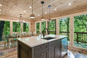 Private kitchen - Fully reno’d 2-bdrm cabin with high end finishes in activity-packed Pigeon Forge (Pigeon Forge)