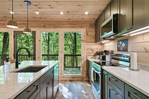 Private kitchen - Fully reno’d 2-bdrm cabin with high end finishes in activity-packed Pigeon Forge (Pigeon Forge)