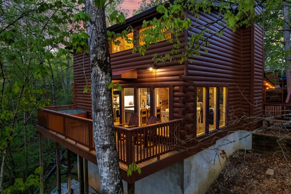 Outdoor dining - Fully reno’d 2-bdrm cabin with high end finishes in activity-packed Pigeon Forge (Pigeon Forge)