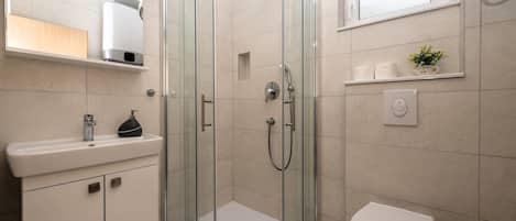 Dusche, Haartrockner, Handtücher