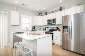 Een koelkast, een microgolfoven, een oven, een kookplaat