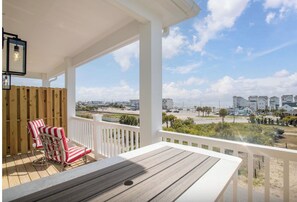 Terrace/patio - Marley's Retreat: Pet Friendly Townhome in Atlantic Beach, NC (Atlantic Beach)